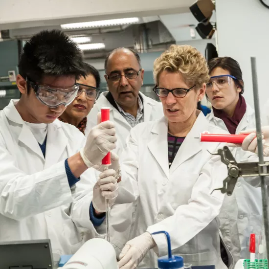 Premier Wynne Visits UTM Chemistry Undergrad Teaching Lab