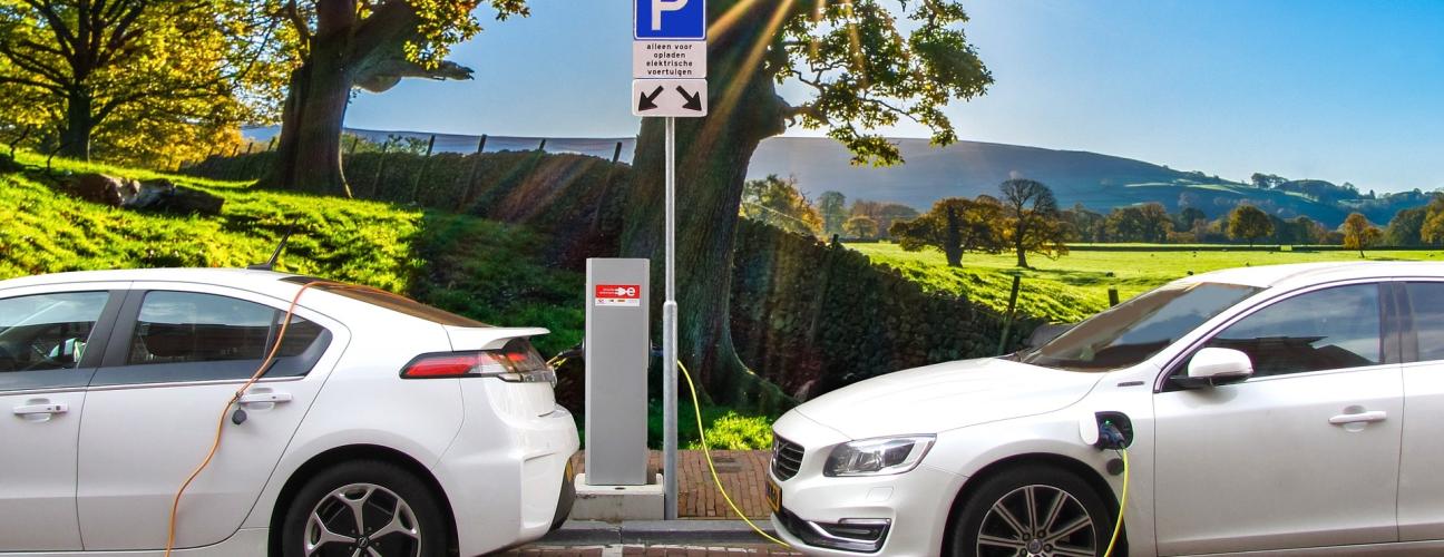 Two electric cars at a charging station. Image from Pixabay. 