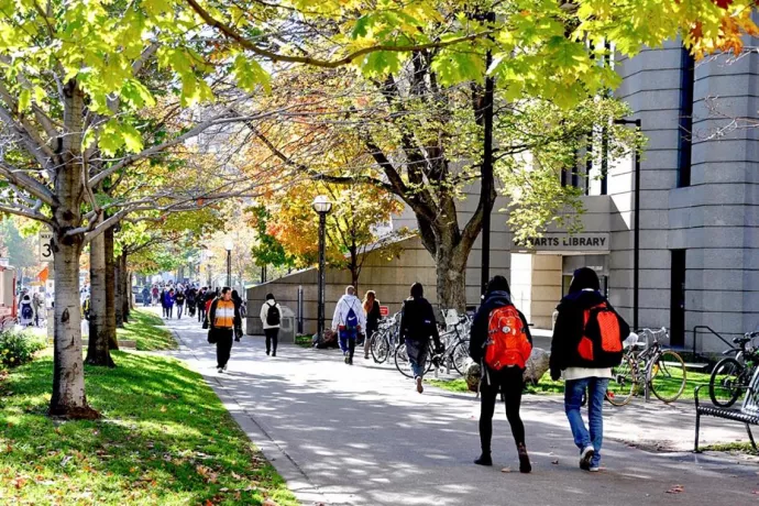 Students walking along a walkway on the U of T campus