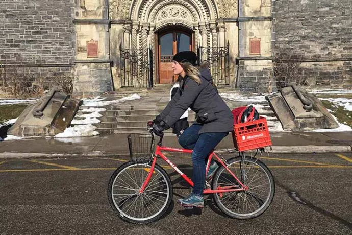 Léa Ravensbergen riding a bicycle